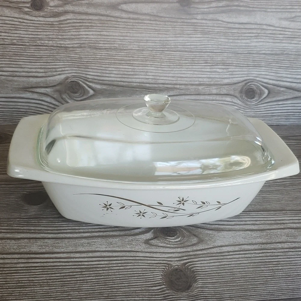 Pyrex vintage golden honeysuckle caserole dish 2.5 qt.